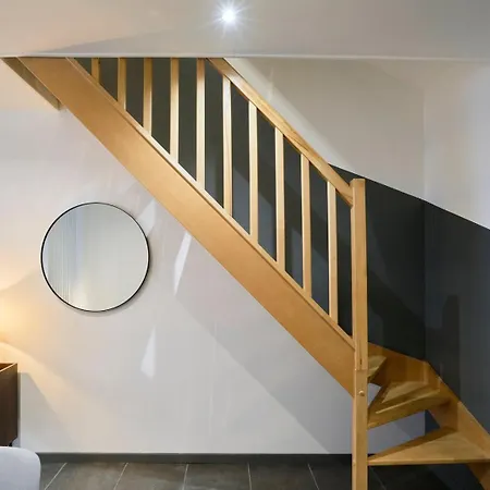 게스트하우스 3 Bedroom House With Courtyard, Near Metro 투르쿠앵