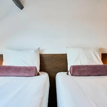 3 Bedroom House With Courtyard, Near Metro