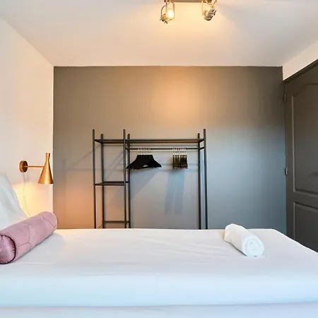 게스트하우스 3 Bedroom House With Courtyard, Near Metro 투르쿠앵