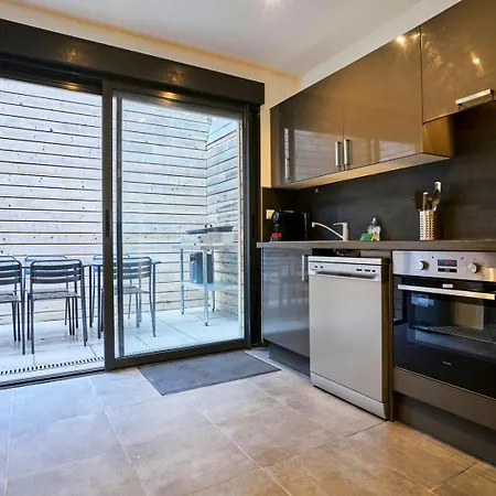 Guest house 3 Bedroom House With Courtyard, Near Metro 3*