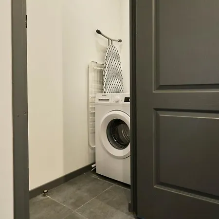 3 Bedroom House With Courtyard, Near Metro 게스트하우스 3*