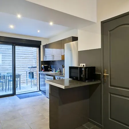 Πανσιόν 3 Bedroom House With Courtyard, Near Metro