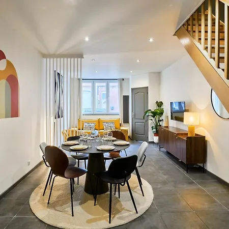 게스트하우스 3 Bedroom House With Courtyard, Near Metro