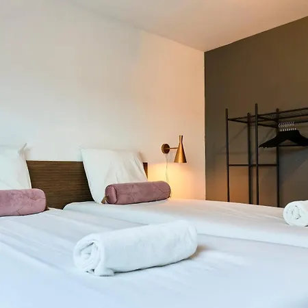 게스트하우스 3 Bedroom House With Courtyard, Near Metro 투르쿠앵