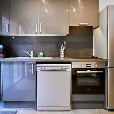 3 Bedroom House With Courtyard, Near Metro 게스트하우스 투르쿠앵