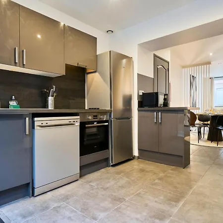 3 Bedroom House With Courtyard, Near Metro Guest house