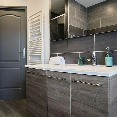 게스트하우스 3 Bedroom House With Courtyard, Near Metro 투르쿠앵