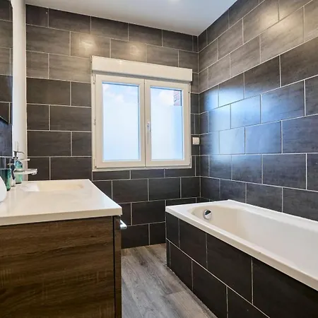 3 Bedroom House With Courtyard, Near Metro