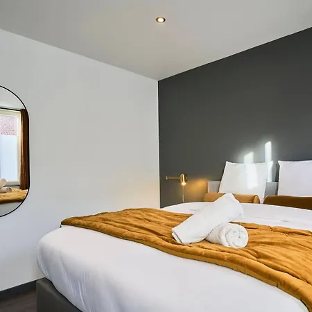 게스트하우스 3 Bedroom House With Courtyard, Near Metro 투르쿠앵