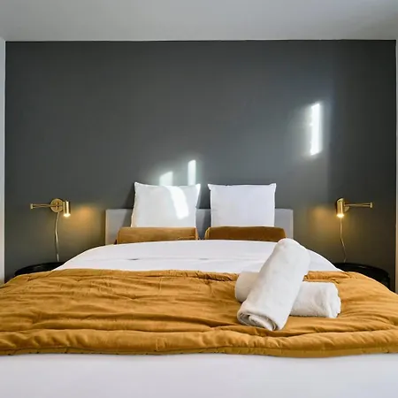 게스트하우스 3 Bedroom House With Courtyard, Near Metro 투르쿠앵