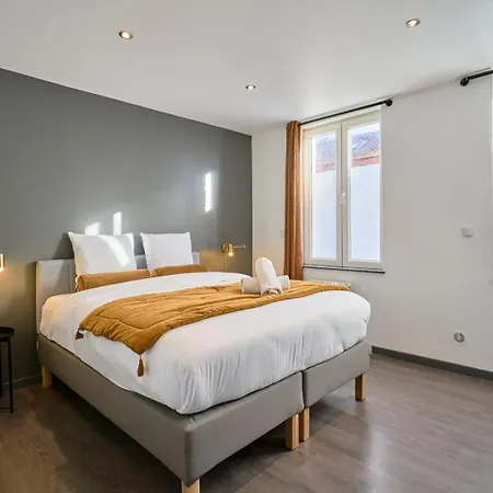 3 Bedroom House With Courtyard, Near Metro 투르쿠앵