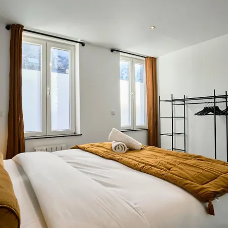 게스트하우스 3 Bedroom House With Courtyard, Near Metro 투르쿠앵