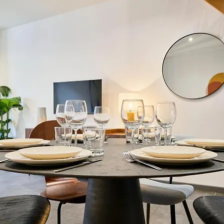 게스트하우스 3 Bedroom House With Courtyard, Near Metro