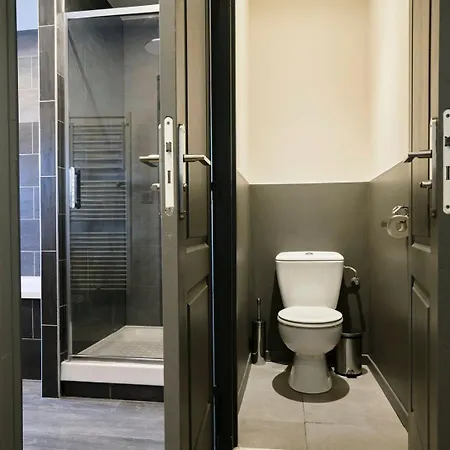 3 Bedroom House With Courtyard, Near Metro 게스트하우스 투르쿠앵