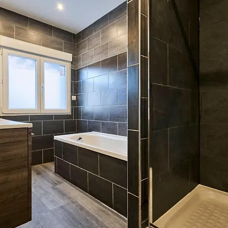 3 Bedroom House With Courtyard, Near Metro 게스트하우스