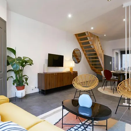 3 Bedroom House With Courtyard, Near Metro