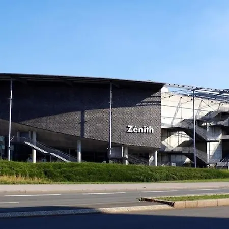 3 Bedroom House With Courtyard, Near Metro 게스트하우스 투르쿠앵