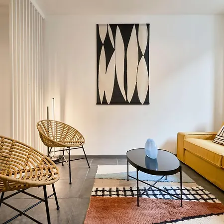 3 Bedroom House With Courtyard, Near Metro 3* 투르쿠앵