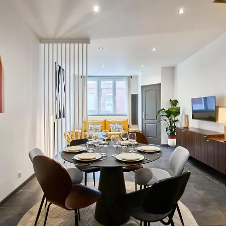 3 Bedroom House With Courtyard, Near Metro 게스트하우스 3*