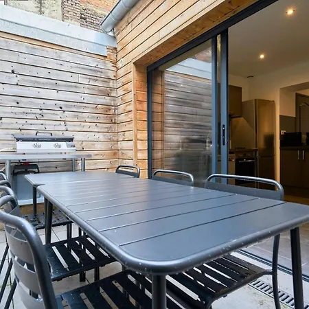 Guest house 3 Bedroom House With Courtyard, Near Metro Tourcoing