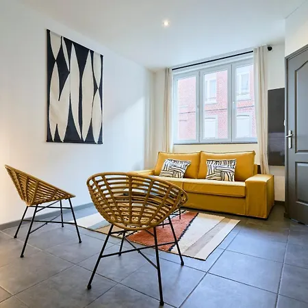 3 Bedroom House With Courtyard, Near Metro 게스트하우스